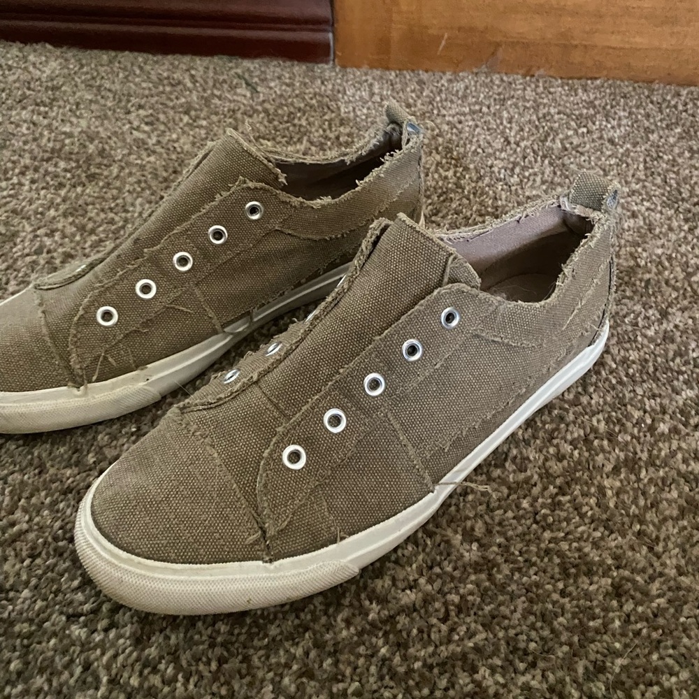 Corkey’s Tan slip on shoes Sz.10